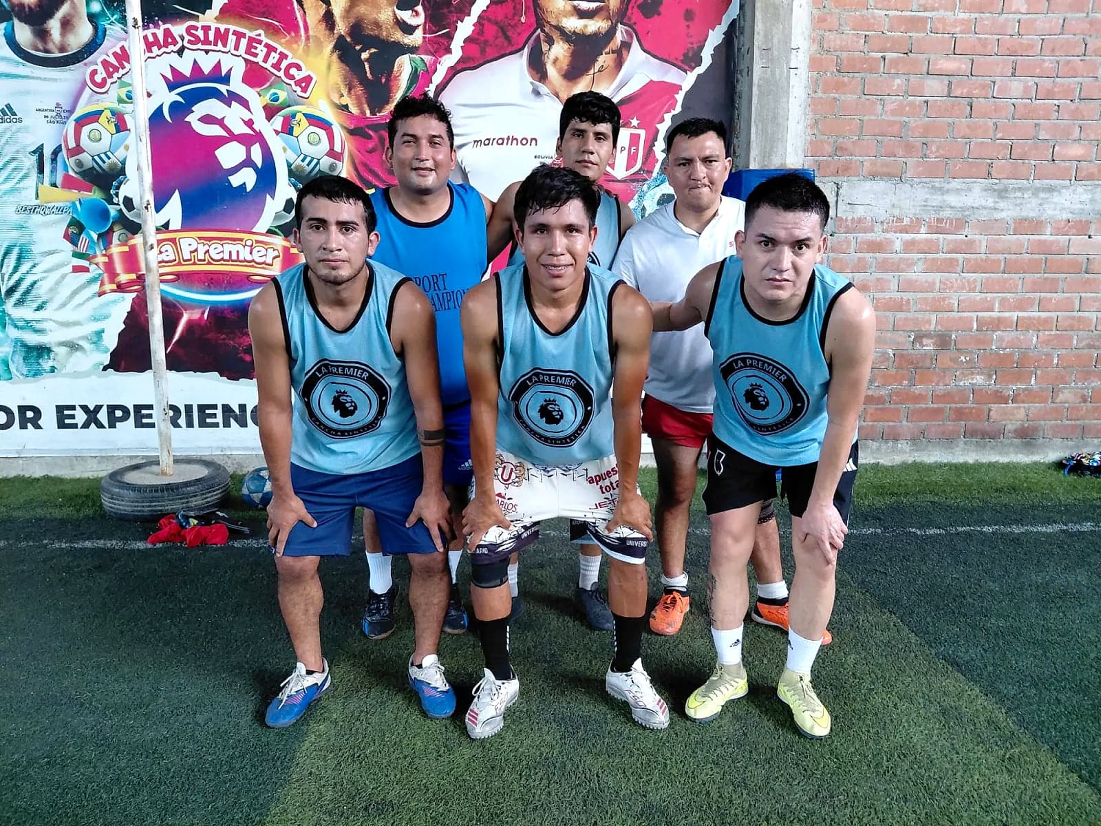 Jugadores con chalecos de La Premier